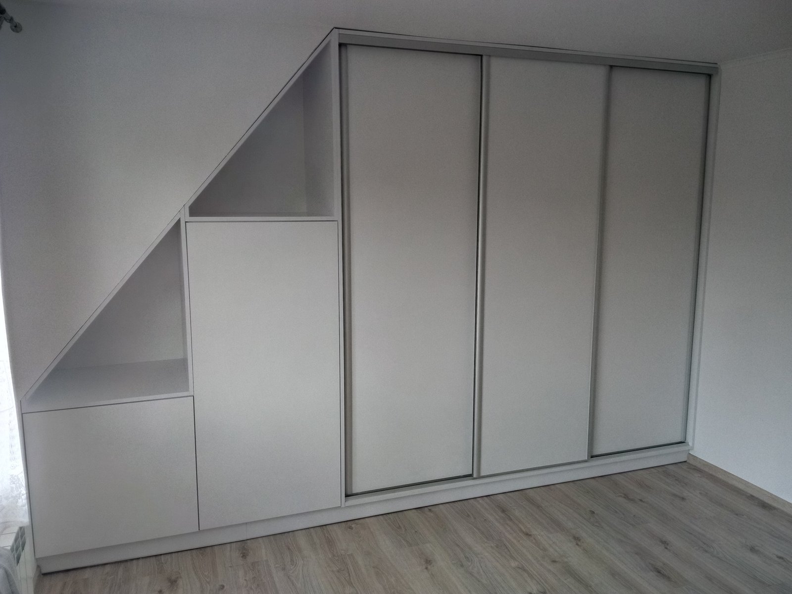 Garderoba dopasowana do skosu poddasza