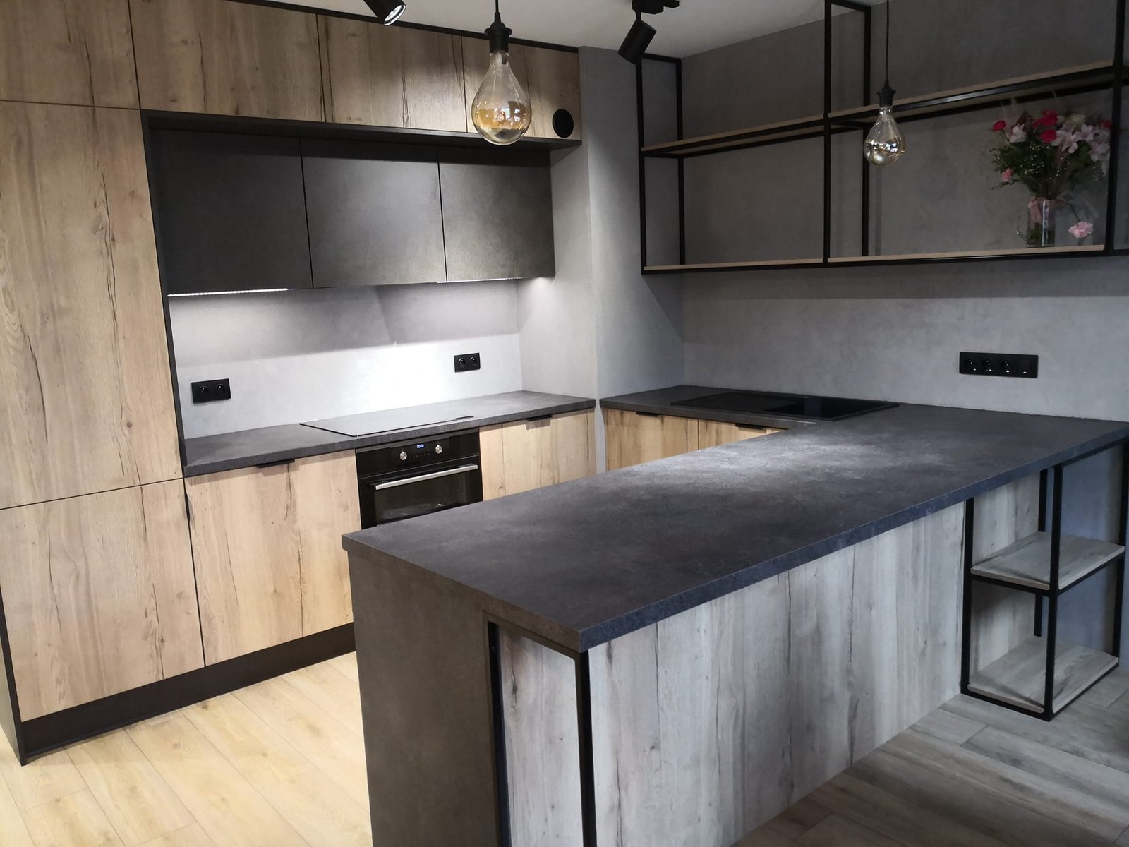 Realizacja Wietrzyk — kuchnia w stylu loft, dąb sękaty z grafitem