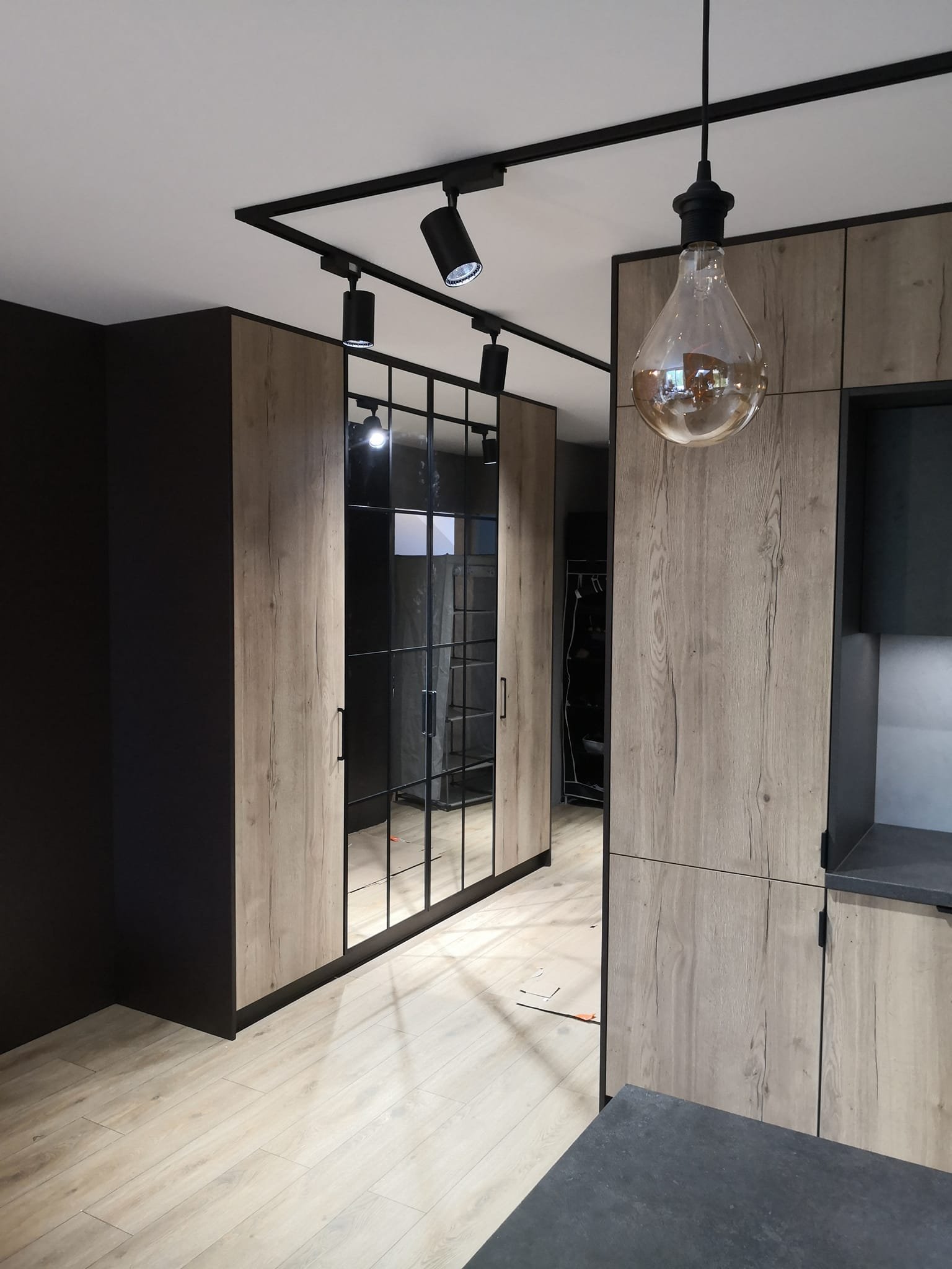 Zabudowa garderoby z drzwiami w stylu loft